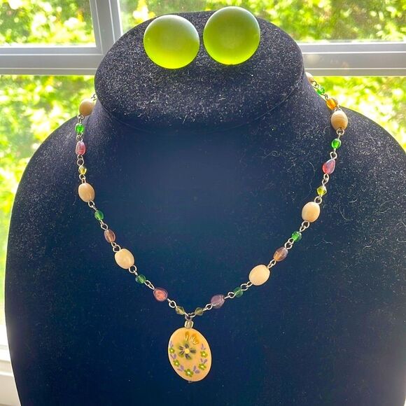 Painted flower necklace with beads on chain & iridescent green clip on earrings - Picture 1 of 10